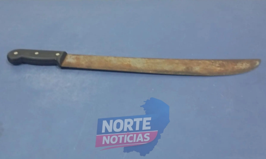 Homem é preso após ameaçar mulheres com facão na orla de Guriri