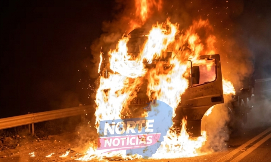 Carreta carregada com madeira pega fogo e interdita BR-101 em Anchieta