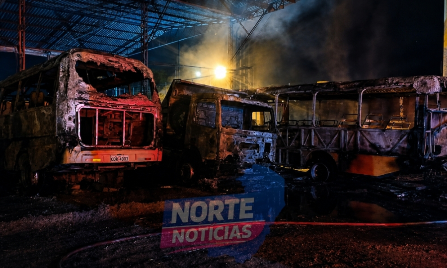 Incêndio no pátio da Secretaria de Educação de São Mateus destrói dois ônibus e um caminhão