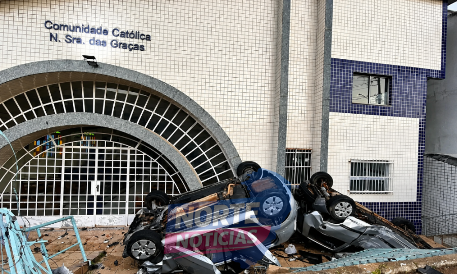 Carro desgovernado atinge veículo estacionado e cai na entrada de igreja em Vila Velha