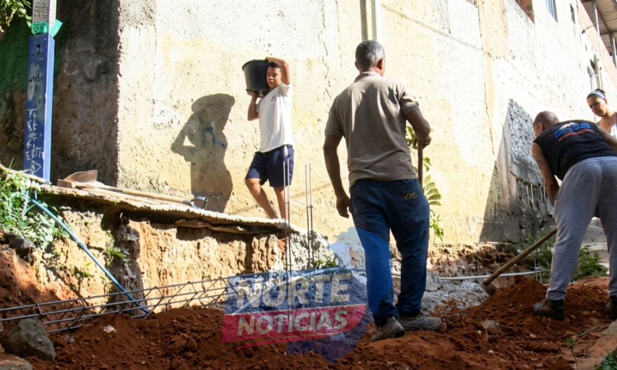 Moradores fazem vaquinha e iniciam obra em rua com risco de desabamento em Cariacica