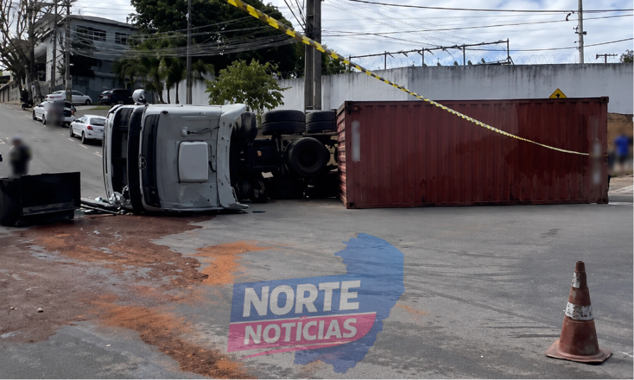 Carreta carregada com granito tomba após perder força em ladeira e atingir dois carros em Cariacica