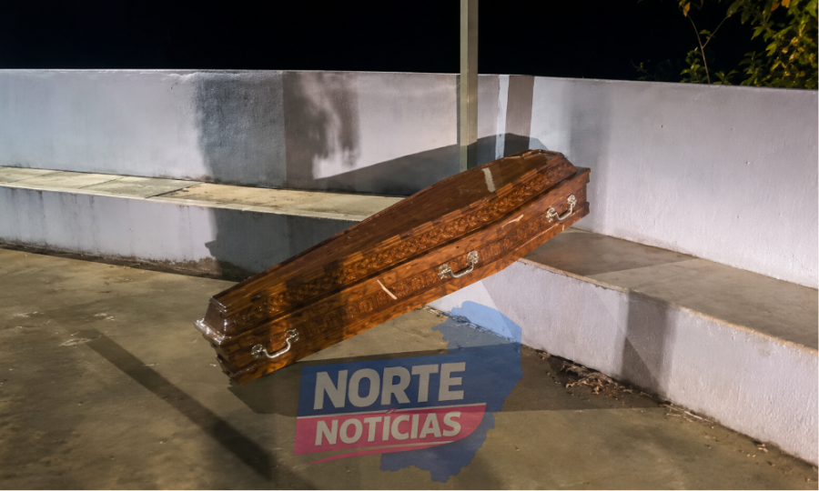 Caixão abandonado em ponto de ônibus assusta moradores de Cachoeiro de Itapemirim