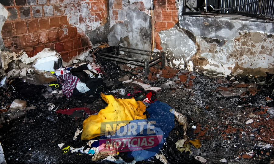 Incêndio destrói kitnet e mulher é resgatada por vizinhos em Vitória