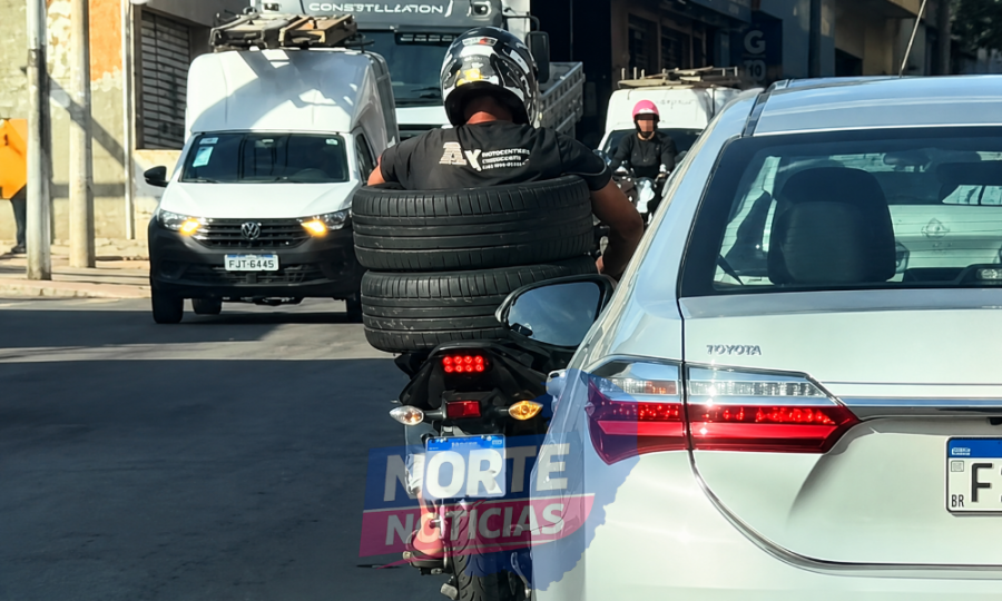 Motociclista é flagrado transportando dois pneus na cintura